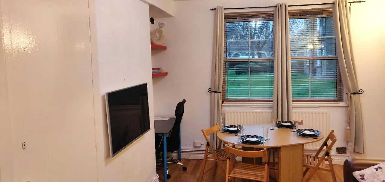 The Hideaway In London Apartment